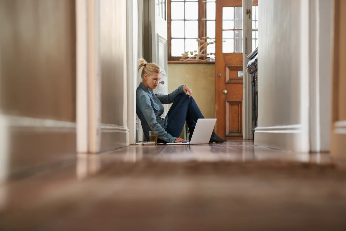 Le droit à la vie privée face aux contrats de travail numériques : un équilibre fragile
