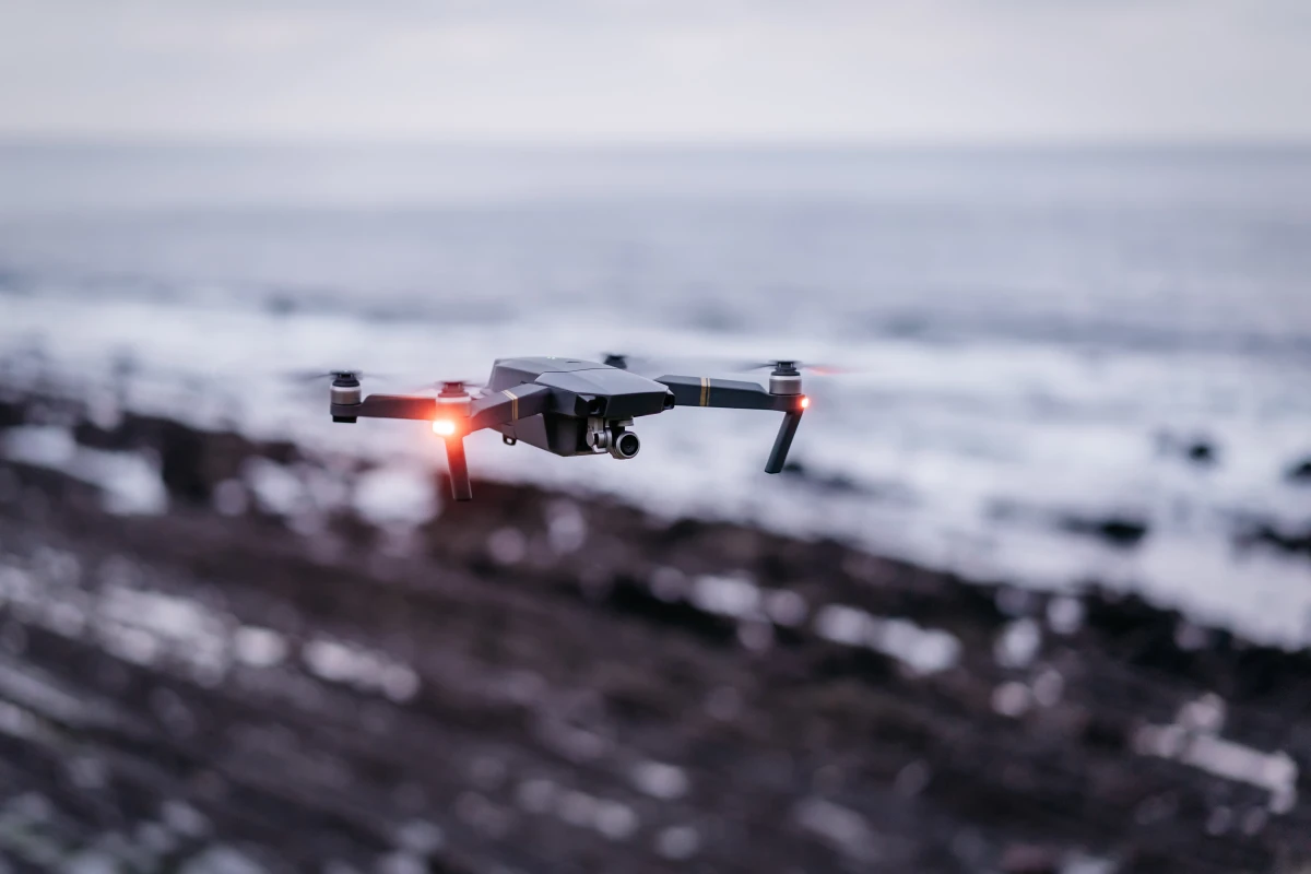 Drones et robots volants : le casse-tête juridique du ciel autonome