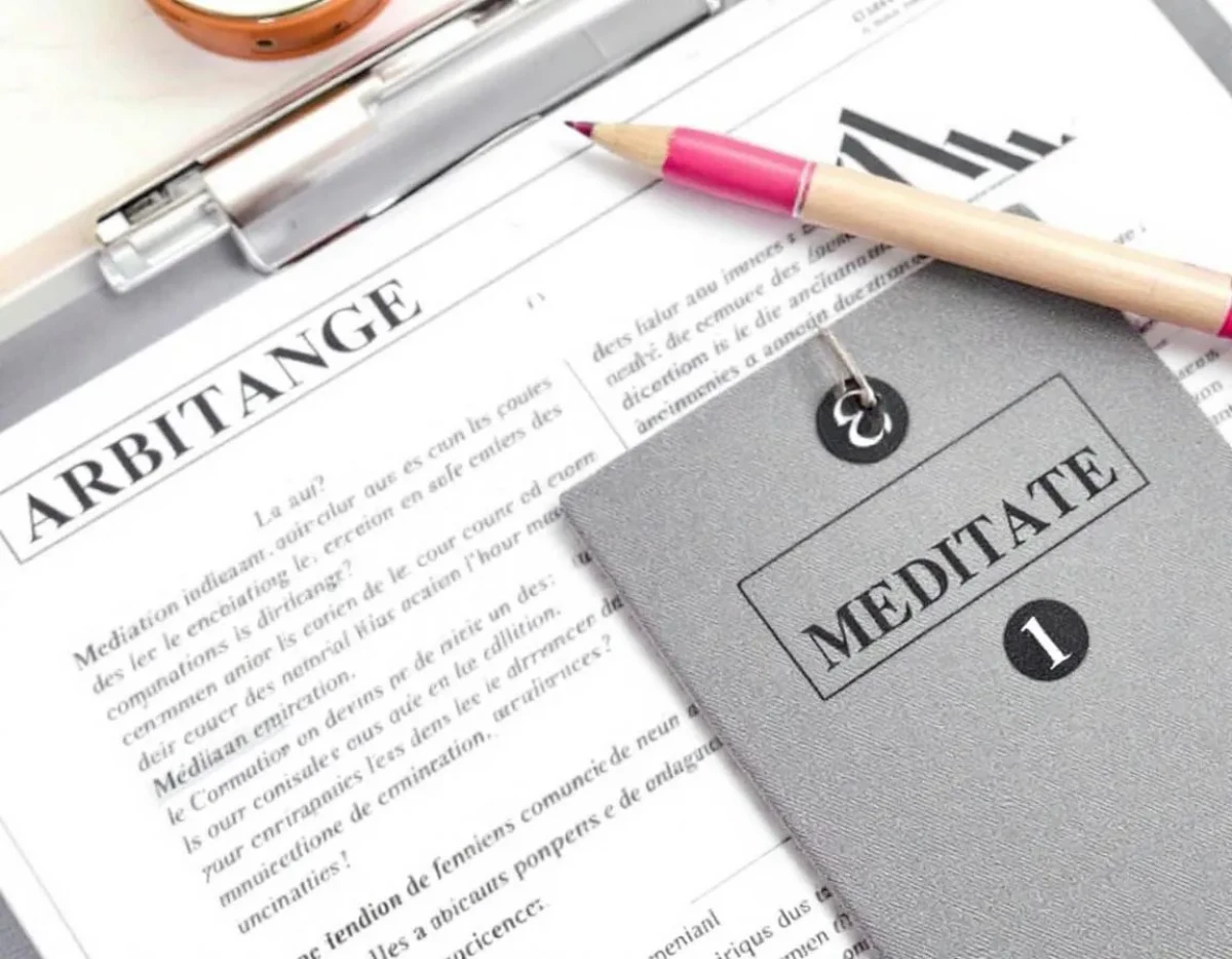 Médiation vs Arbitrage: Quelles Solutions Juridiques Hors des Tribunaux?